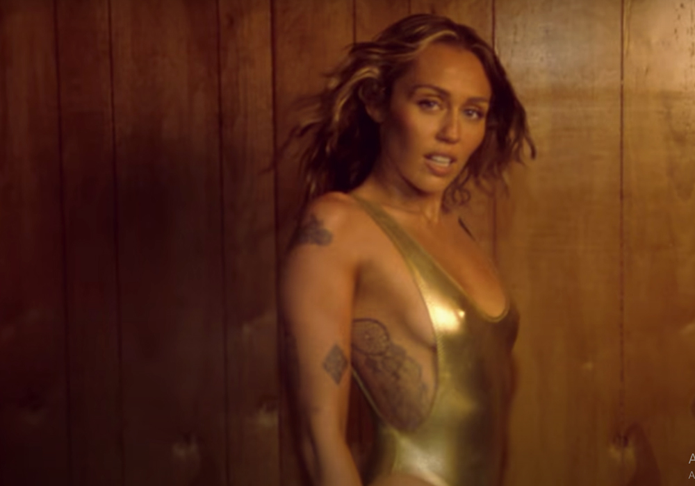 Miley Cyrus új klipjében is bőven villant.